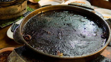 Fără frecat și fără efort. Cum să cureți corect grăsimea lipită de oale. Trucul bunicii cu folie de aluminiu