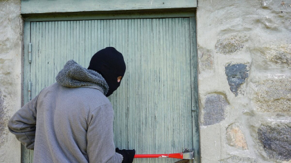 Un român și-a luat țeapa vieții în Grecia! Și-a lăsat banii la cazare și a rămas fără ei. Ce a observat pe camerele de supraveghere