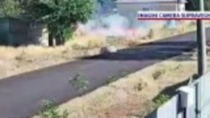Explicația bizară unui bărbat care a dat foc la vegetația de lângă casa vecinilor și era să le incendieze locuința