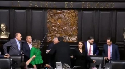 Un senator mexican l-a luat la bătaie pe preşedintele Senatului după o discuţie aprinsă
