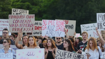 Sute de oamenis-au strâns în Piața Victoriei, după un nou caz de femicid. „Dragostea nu înseamnă frică”