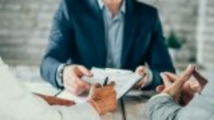 Metoda prin care un tânăr de 24 de ani a păcălit o persoană pe o aplicație de dating și a făcut credite în numele ei