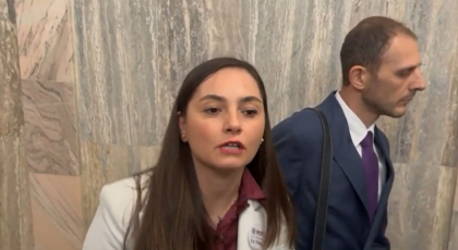 Anamaria Gavrilă a amenințat jurnaliștii după ce un parlamentar POT a demisionat: „Sunteți o specie pe cale de dispariţie. De abia aştept să vă văd gone” (VIDEO)