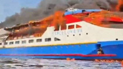 O ambarcațiune a luat foc în Indonezia: unii pasageri au sărit în mare pentru a se salva