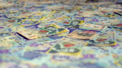 Avertismentul lansat de un analist economic: "În maximum 20-30 zile, cursul trece lejer de 6 lei, inflația sare peste 15%, se blochează totul financiar. Stingem lumina"