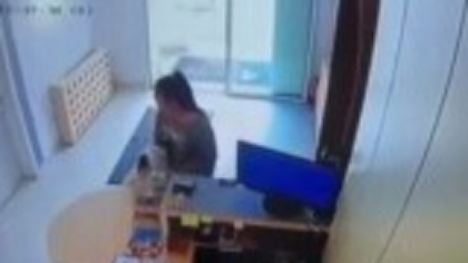 O femeie a furat o cutie de donații plină cu bani destinați animalelor. Momentul a fost filmat