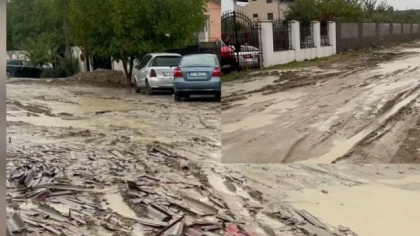 Străzile de la periferia orașului Craiova sunt pline de noroi după fiecare ploaie: „Umblăm cu cizme de cauciuc”