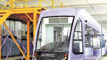 Astra Vagoane Călători din Arad, unul dintre cei mai mari jucători de pe piaţa locală de material rulant, controlat de Valer Blidar, afaceri de 425 mil. lei şi profit net de 57,8 mil. lei anul trecut. A fost câştigat mai multe licitaţii de tramvaie, inclusiv la Oradea şi Galaţi