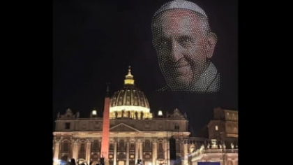 Omagiu spectaculos pentru Papa Francisc. Chipul său, format de zeci de drone iluminate, pe cerul Romei VIDEO