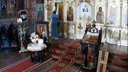 O femeie din Ucraina a fost filmată când fura într-o biserică din București. Câți bani a sustras