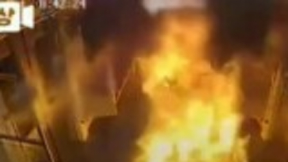 Un bărbat a vărsat combustibil într-un vagon de metrou din Seul și i-a dat foc. Mai multe persoane au fost rănite
