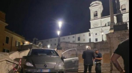 VIDEO Un italian a ajuns cu maşina pe scările din Piazza di Spagna de la Roma