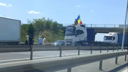 Blocaj pe A1 la intrarea în București, după ce un camion de mare tonaj a oprit traficul. Șoferul urcat pe cabină flutură steagul României VIDEO