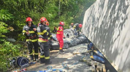 Accident cumplit pe o șosea din Mehedinți: Un container s-a desprins de pe un TIR și a căzut peste o mașină. Un om a murit