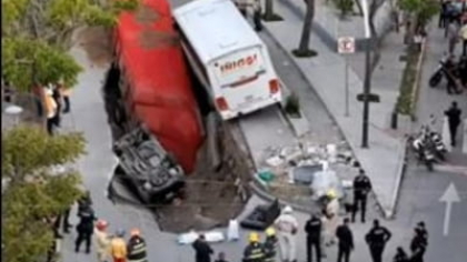 Camion și mașină înghițite de un crater de 40 de metri apărut pe șosea. Care sunt cauzele surpării carosabilului VIDEO