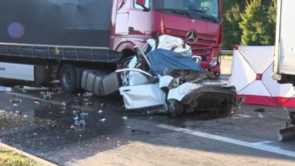Șoferii de TIR care au filmat din cabină cum a murit șoferul unei Dacii, în Germania, pedepsiți pentru că au folosit telefonul la volan
