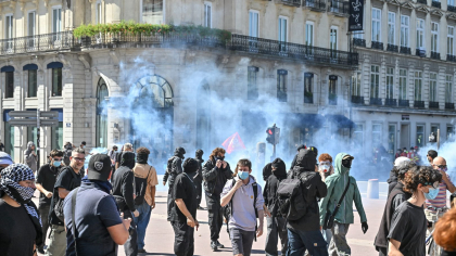 Haos în Franța! Peste 1.000.000 de oameni au ieșit în stradă să protesteze, anunță sindicatele. Polițiștii au dat cu gaze lacrimogene și au folosit grenade asomatice