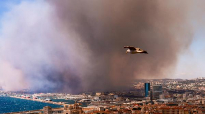 Incendiu uriaș în Marsilia: Flăcările au cuprins 350 de hectare și au ajuns în oraș. Aeroportul a fost închis 