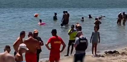 TRAGEDIE la 2 Mai! Un bărbat de 55 de ani a murit înecat după ce a căzut de pe o placă de surfing