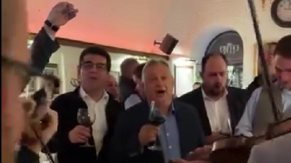 Viktor Orban, surprins petrecând într-un restaurant din Cluj. „Noi nu plecăm de aici”
