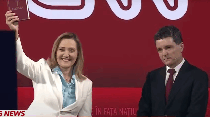 Moment bizar. Lasconi l-a pus pe Nicușor Dan să jure pe Biblie / Dan: Eu sunt creștin-ortodox și practicant și nu profanez