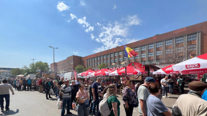 VIDEO. Coadă de zeci de persoane la Obor, de 1 Mai: Bucureștenii se înghesuie să cumpere celebrii mici, de Ziua Muncii