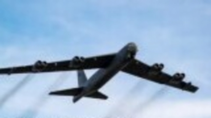 Catastrofă aviatică evitată la mustață de pilotul unei aeronave civile, care a trecut milimetric de un bombadier B-52