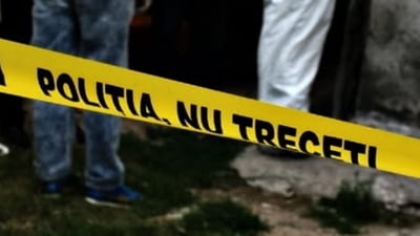 Moarte groaznică pentru o tânără de 22 de ani din Prahova. A fost lovită cu toporul de iubitul ei, care a fugit după atac