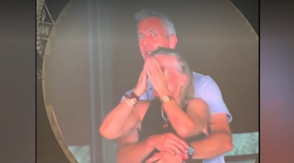 CEO-ul Astronomer a demisionat după ce a fost surprins îmbrățișând o colegă la concertul Coldplay