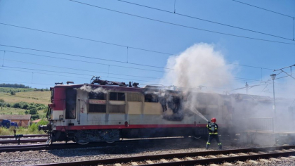 Locomotiva unui tren de călători a luat foc în gara din Sinaia. 120 de pasageri s-au autoevacuat