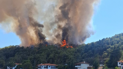 Grecii evacuează în masă turiștii din Creta și Sithonia. Români surprinși de foc în Vourvourou: „Am fugit!”
