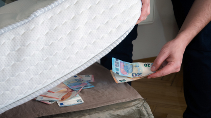Informație pentru românii cu bani la saltea. Câți bani cash ai dreptul să ai în casă