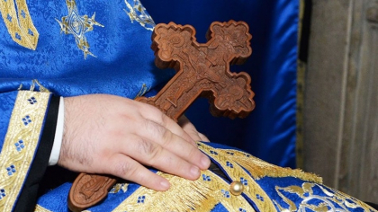 Preotul din Năvădari acuzat că a încercat să corupă sexual doi elevi a fost reținut de DIICOT