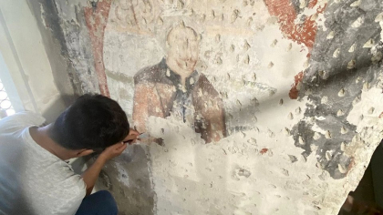 Portrete misterioase descoperite sub tencuiala Castelului Corvinilor. Au fost zugrăvite în Evul Mediu