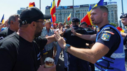 Patru jandarmi au fost loviți la protestul violent din Piața Victoriei. Agresorii vor fi cercetați pentru ultraj