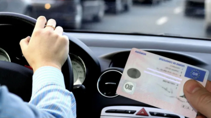 Șoferii nu pot conduce mașină manuală dacă au dat examenul auto pe automată. Decizia de la vârful UE care îi bulversează pe conducători