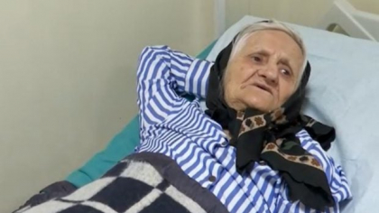 O bătrână din Iași, mamă a nouă copii, a fost dată  afară din casă și abandonată în spital: „Toți au refuzat”