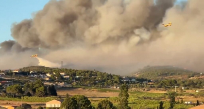 Peste 1.000 de pompieri luptă cu un incendiu de vegetație în sudul Franței