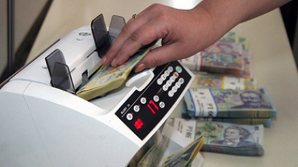 CURS VALUTAR 5 mai. Leul a pierdut din valoare fața euro, a dolarului și lirei sterline. Aurul a reînceput să crească