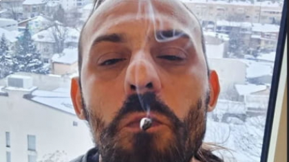 Doi rapperi cu discurs antisemit, anti-UE și antivaccin, „repere” într-un manual de religie. „Ai propagandă gay chiar din clasele primare”