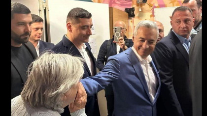 Mihai Bendeac, reacție virulentă față de Călin Georgescu, după ce o doamnă în vârstă i-a sărutat mâna: „Delir mistic cu psihoză”