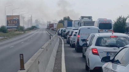Trafic blocat pe DN1, lângă Ploiești, din cauza unui incendiu de vegetație. Sunt cozi kilometrice de mașini, s-a trimis mesaj Ro-alert