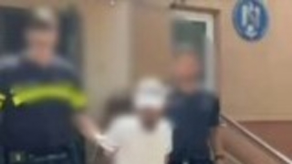 Un angajat al unei instituții publice, acuzat de lipsire de libertate și șantaj. Doi complici, sub control judiciar