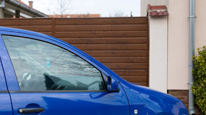 Ce amendă riști dacă parchezi în fața unui garaj. Greșeala te poate lăsa fără mulți bani în buzunar