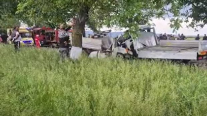 Accident cu trei morți în Vrancea: două autoutilitare s-au ciocnit frontal | VIDEO
