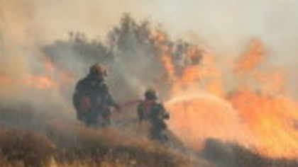 Creta, cuprinsă de flăcări. Pompierii duc o luptă crâncenă cu incendiile de vegetație, mii de localnici și turiști evacuați