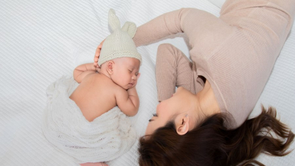 „Un copil are nevoie de o mamă vie, nu perfectă”. Ce spun psihologii despre efectele concediului maternal prelungit