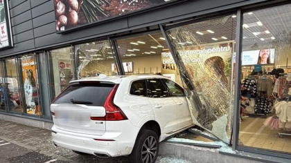 O şoferiţă din Brăila a intrat cu maşina în geamurile unui supermarket. Femeia a încurcat comenzile mașinii