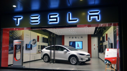 Tesla pierde teren în Europa în fața mașinilor chinezești. Vânzările companiei americane au scăzut pentru a cincea lună consecutiv