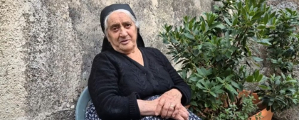 Motivul pentru care o bunicuță de 94 de ani este căutată de turiștii care ajung în satul Scanno, din Italia: „Vin să facă fotografii cu mine. Dar uneori sunt prea mulți...”